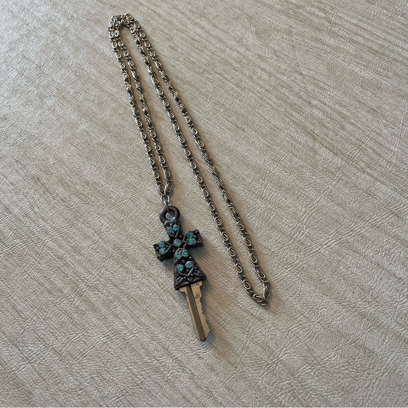 Key to my castle cross necklace - Picture 2 of 6